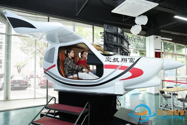 走進AI社區、體驗模擬飛行，國際人才邂逅創新生態圈｜外眼看龍城-3671